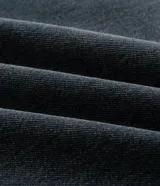 Pantalón jean de corte super baggy, color azul oscuro con efecto lavado, confeccionado en algodón. Presenta un diseño holgado de tiro alto, con bolsillos laterales y traseros, destacando un detalle de estrella aplicado en uno de los bolsillos posteriores.