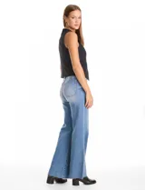 Chaleco sastrero de silueta entallada con escote en V y cierre frontal mediante botones forrados al tono. Presenta pinzas frontales de entalle, bolsillos laterales de ojal y ruedo con terminación en pico en el frente.