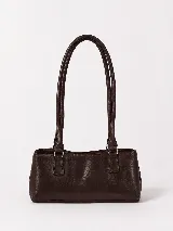 Cartera tipo baguette de cuero con textura, diseño rectangular y correas largas para hombro. Cuenta con forro interior, bolsillo amplio y broches laterales para ajustar su tamaño.