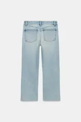 Jeans de tiro alto con diseño de cinco bolsillos y corte cropped flare. Presenta un acabado deshilachado en el bajo y cierre frontal con cremallera y botón metálico.