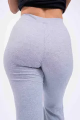 Pantalón Oxford gris de tejido acanalado, corte ajustado en la parte superior y acampanado en la parte inferior.