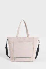 Cartera tipo shopper color beige de nylon, con doble asa de hombro y bolsillos frontales con cierres metálicos y tiradores de cordón negro.