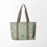 Bolso tipo tote bag color verde oliva, con diseño acolchado en forma de rombos y asas de cinta marrón.