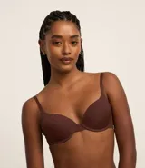 Soutien push-up de microfibra color marrón, con copas preformadas y tirantes ajustables.