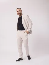 Pantalón de vestir color beige con finas rayas verticales, de corte recto y tiro medio.