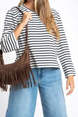 Remera de manga larga con cuello redondo, corte ajustado al cuerpo y patrón de rayas horizontales anchas en blanco y azul marino.