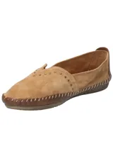 Slip on RKF modelo Laurie, color tostado, confeccionado en cuero suede flexible. Su diseño incluye detalles de tachas metálicas en el empeine, costuras visibles artesanales en el contorno y suela de goma antideslizante.