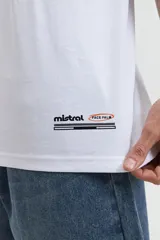 Remera oversize verde militar de manga corta y escote redondo, con estampado trasero de una cara sonriente amarilla con detalles en negro y texto "mistral 1976co".