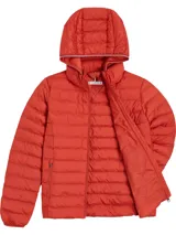 Campera acolchada Tommy Hilfiger color rojo, con capucha y cierre frontal. Tiene dos bolsillos laterales con cierre y logo bordado en el pecho.