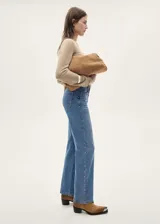Jeans de tiro medio con diseño recto y cinco bolsillos. Presenta cierre de cremallera y botón, con detalle de tachuelas decorativas.