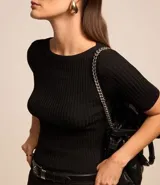Blusa negra de viscosa con cuello redondo, mangas cortas y textura acanalada. Presenta un recorte oval en la espalda.