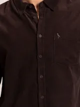 Camisa marrón de pana con corte regular fit, manga larga y bolsillo en el pecho.