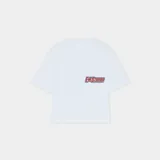 Remera oversized de algodón blanca, de manga corta y cuello redondo, con estampado gráfico multicolor en la espalda.