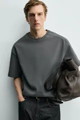 Sudadera de corte relajado confeccionada en tejido técnico interlock con mezcla de algodón, cuello redondo y manga corta.