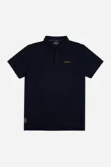 Polo de manga corta marca Mistral, color azul marino, con textura marcada en el tejido, cuello estructurado y logo aplicado en el frente.