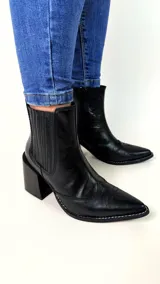 Botas tejanas de cuero negro, con taco cuadrado de 8 cm y elástico lateral.