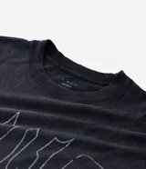 Remera de corte boxy en algodón color negro, con cuello redondo, mangas cortas y estampa frontal con lettering Guilt en color blanco.