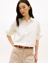Camisa blanca de Tommy Hilfiger, confeccionada en 100% algodón, de diseño clásico y elegante con manga larga. Cuenta con cuello, cierre frontal con botones y detalles sutiles.