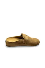 Zuecos de gamuza color amarillo, diseño cerrado en la parte delantera y destalonado, con una tira superior ajustable mediante hebilla metálica.