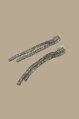 Aretes largos plateados con diseño de doble tira colgante, formados por hileras de cristales rectangulares engastados.