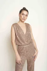 Pantalón palazzo de tiro alto, color dorado, cubierto de lentejuelas.