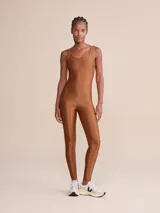 Jumpsuit largo de diseño ajustado con escote redondo y espalda descubierta. Confeccionado en tejido con acabado satinado y textura acanalada, cuenta con copas extraíbles y tecnología de alta elasticidad.