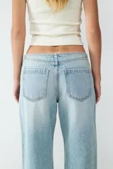 Jean de tiro bajo, corte ancho y holgado, confeccionado en denim de algodón de lavado celeste claro.