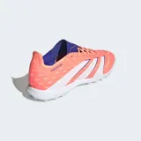 Championes de fútbol Adidas Predator League, color naranja coral con tres franjas blancas y detalles en azul oscuro. Tienen suela de goma con tacos cortos para moqueta artificial (turf).