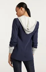 Blazer azul marino con capucha gris y mangas 3/4 con puños de algodón gris.