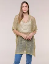 Poncho de tejido de punto abierto crochet con hilos metalizados de lúrex, color gris, ultra liviano, de silueta amplia y fluida, escote en V y mangas cortas integradas estilo capa.