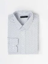 Camisa de manga larga marca Cuatroases, color blanco con estampado geométrico de puntos y líneas curvas en negro. Presenta cuello clásico y cierre frontal con botones.
