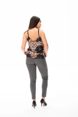 Musculosa con estampado animal print y flores negras, escote en V y tirantes finos.
