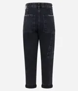 Pantalón de jeans estilo mom, tiro alto, color celeste claro lavado. Presenta bolsillos delanteros tipo carpinteiro con costuras marcadas y puños doblados en el bajo.