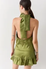 Top halter color marrón brillante, con cuello alto drapeado y espalda media baja.