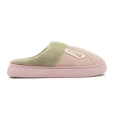 Pantufla abierta gris de poliuretano, con interior y borde de corderito sintético en tono tostado. Cuenta con una tira lateral decorativa con la palabra "SUPER" bordada y suela de goma.