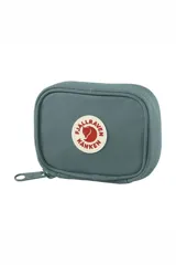 Billetera Fjallraven Kanken color gris azulado con cierre de cremallera y logo de la marca en el frente.
