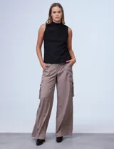 Blusa negra sin mangas, símil gamuza, con cuello alto.