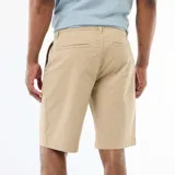 Bermuda chino color beige de corte clásico, confeccionada en tejido twill, con bolsillos laterales y traseros.