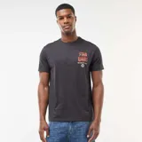 Remera de algodón color negro, de corte clásico y cuello redondo, con estampa frontal pequeña en el pecho con el logo de Star Wars en tonos rojos y el emblema del Imperio Galáctico.