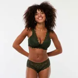 Shorty de encaje calado color verde militar, con cintura elástica y detalle de joya de fantasía en el centro.