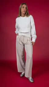 Pantalón negro de vestir con raya lateral blanca, corte palazzo y tiro alto.