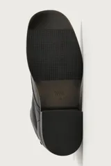 Bota de cuero negro con acabado abatanado, horma cuadrada, cordones rojos en contraste y suela con tacón bloque.