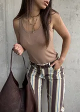 Musculosa de tejido de punto acanalado color tostado, con escote redondo y diseño ajustado.