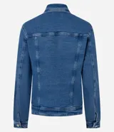 Campera trucker de jean azul oscuro, con cuello inglés, abotonado delantero, bolsillos con solapa y manga larga.