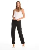 Pantalón sastrero de corte recto confeccionado en crepé negro, de diseño pull-on con apliques metálicos dorados en los laterales de la cintura. Cuenta con bolsillos laterales simulados y pinzas traseras de entalle.