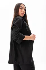 Blazer negro de corte entallado, con cierre frontal con botones y bolsillos.