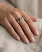 Anillo de plata 925 con incrustaciones de nácar abulón en forma circular.