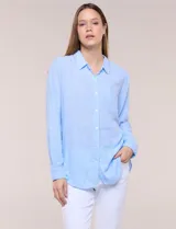 Camisa de lino marca Dash, color celeste, con cuello camisero, cierre frontal de botones, bolsillo aplicado en el pecho y mangas largas con presilla para regular el largo.