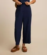 Pantalón pantacourt de viscosa color blanco, con bolsillos laterales y cierre con botones delanteros.