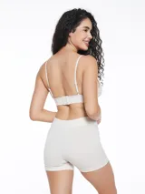 Top deportivo de estilo bralette, confeccionado en tejido seamless acanalado de color verde militar. Presenta breteles finos ajustables, escote en V y una banda elástica inferior con una pequeña etiqueta decorativa central.